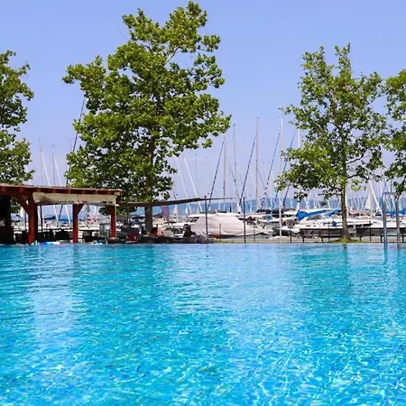 Bl Yacht Club A Iii58 발라톤엘